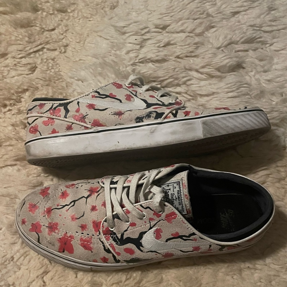 One of a kind Nike athletic shoes mens size 9 - Picture 6 of 7